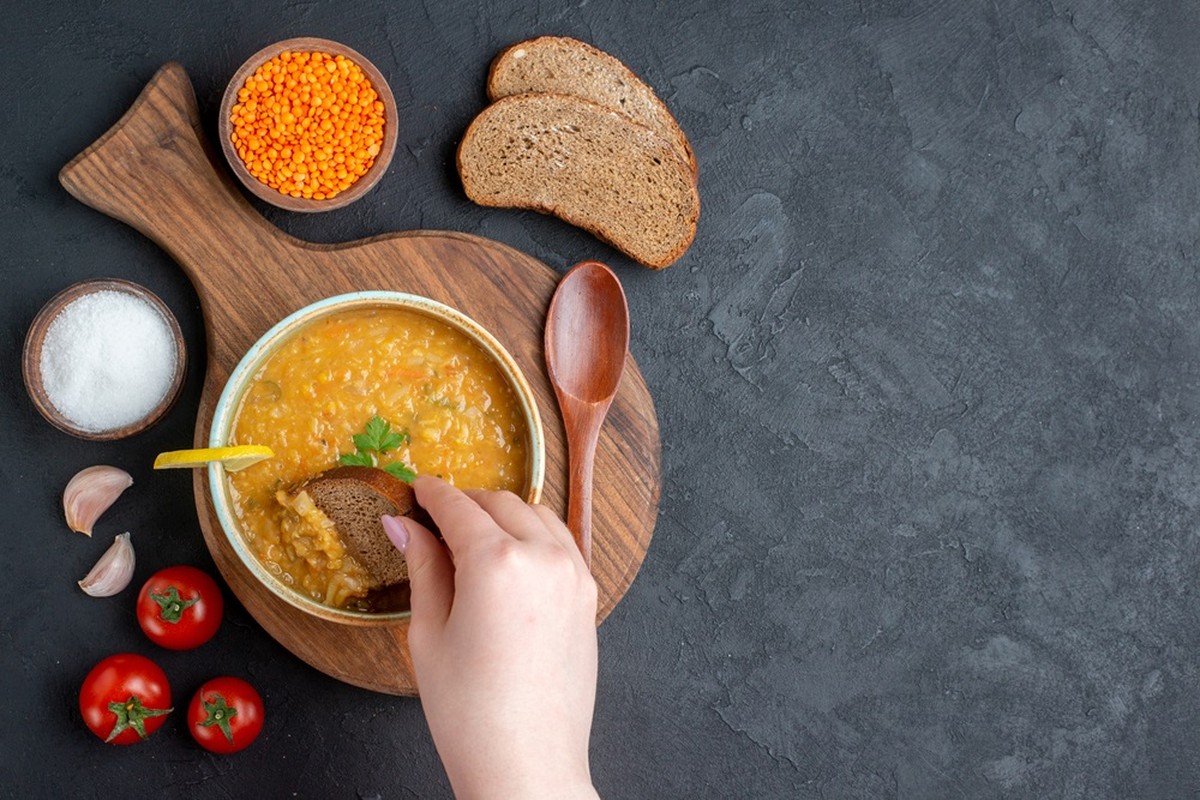 O frio aumenta a necessidade de alimentos e a ciência explica o porquê Sopas e caldos são ótimas opções para esquentar o corpo no frio (Foto: Freepik)