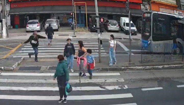 Homem lança concreto contra ônibus e quebra para-brisa em São Paulo Vidros de janelas de ônibus são alvos de ataques em São Paulo (Foto: Smartsampa/Prefeitura de SP/Divulgação)