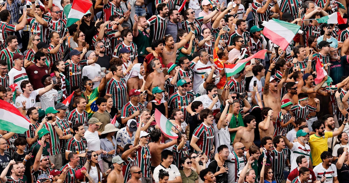 Fluminense conquista destaque internacional com 'varinha mágica' e extração de petróleo Torcida do Fluminense vibra com classificação sobre o Al-Hilal no Mundial de Clubes. (Foto: Michael Reaves/AFP)