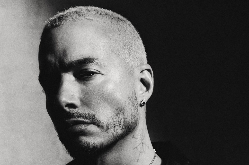 J Balvin amplia recorde de número 1 na parada de airplay latino com 'Rio' J Balvin amplia seu recorde inigualável na parada Latin Airplay da Billboard, com "Rio" subindo de 11 para 1 na lista datada de 12 de julho. (Foto: Reprodução)