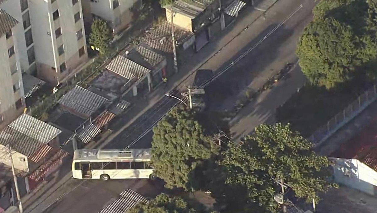 O ônibus sequestrado e usado como barricada em Costa Barros (Foto: TV Globo/Reprodução)