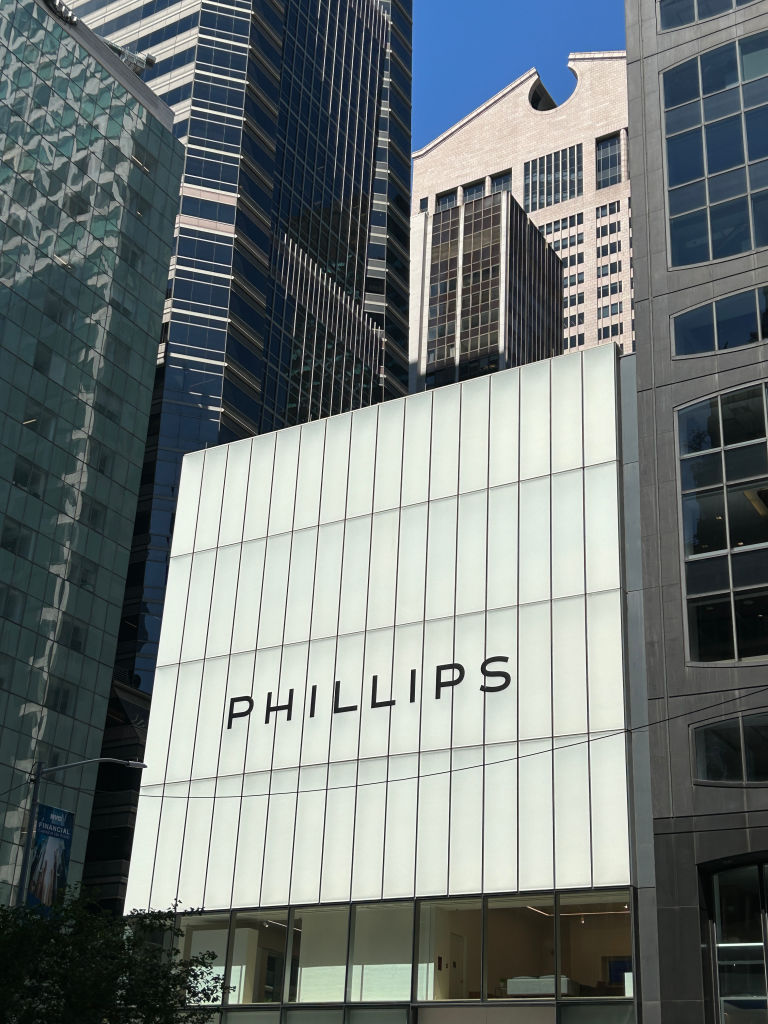 Phillips International Auction House, exterior do edifício, 432 Park Avenue, Nova York, EUA. (Foto: Plexi Images/GHI/Universal Images Group via Getty Images)