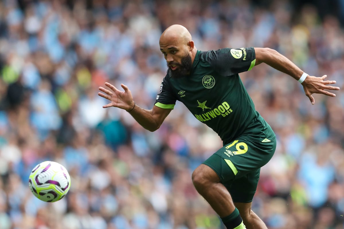 Premier League registra gasto recorde de 1,845 bilhões em transferências Bryan Mbeumo, com a camiseta do Brentford e frente ao City no curso anterior. (Foto: Scott Heppel/AP)
