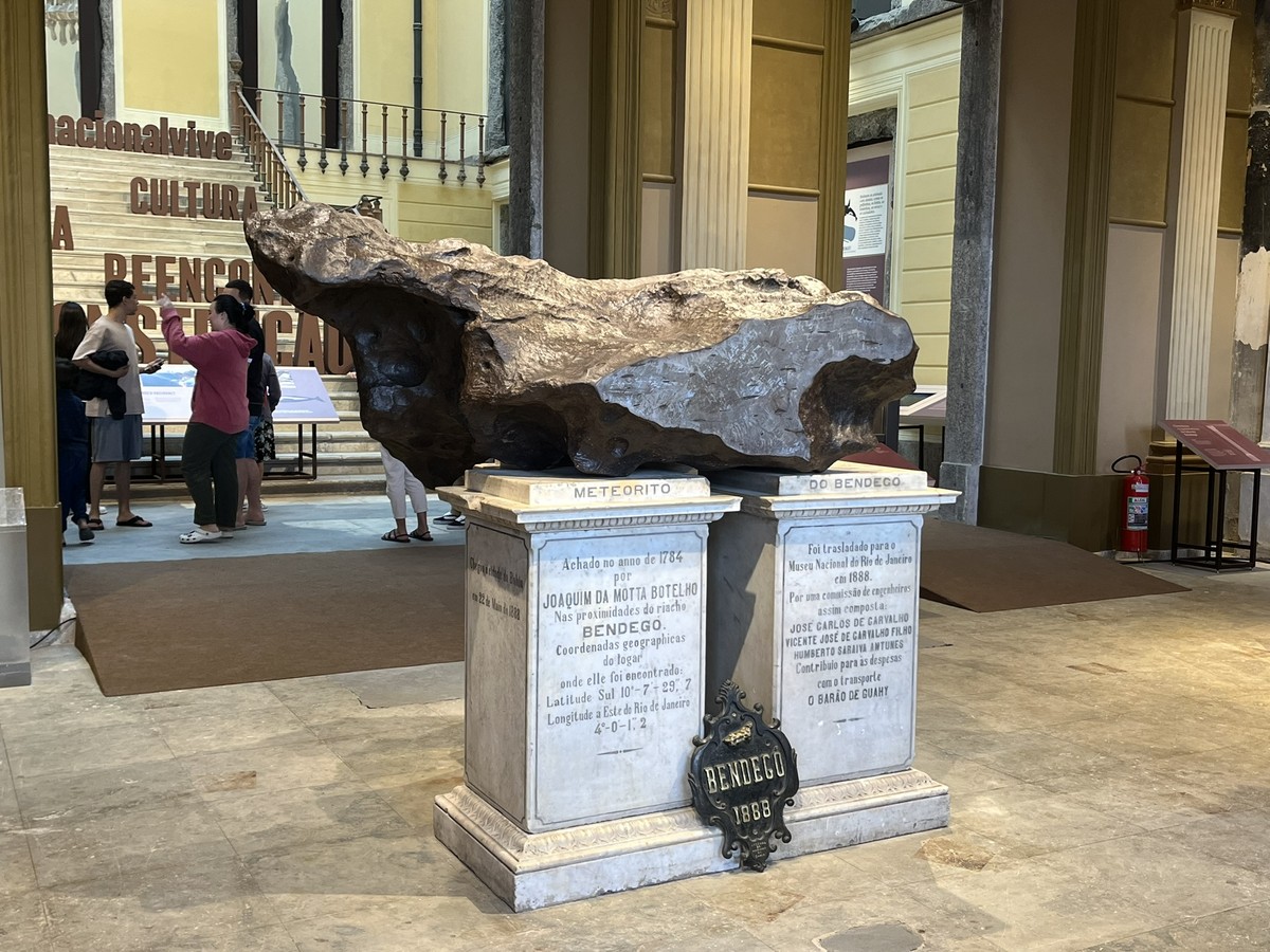 Museu Nacional atrai mais de dez mil visitantes na exposição ‘Entre gigantes’ Meteorito Bendegó abre a exposição 'Entre gigantes' do Museu Nacional (Foto: Natalia Castro)