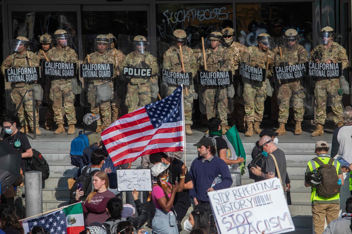 Agentes de imigração distorcem relatos para justificar prisões em protestos em LA Manifestantes realizam ato contra a política migratória do governo dos EUA em Los Angeles (Foto: Apu GOMES / AFP)