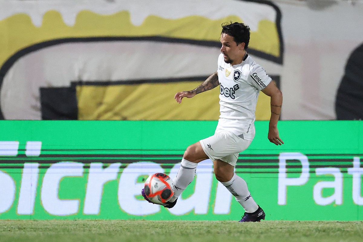 Botafogo perde Artur e enfrenta Corinthians com desfalque importante Artur desfalcará o Botafogo contra o Corinthians (Foto: Vitor Silva/Botafogo)