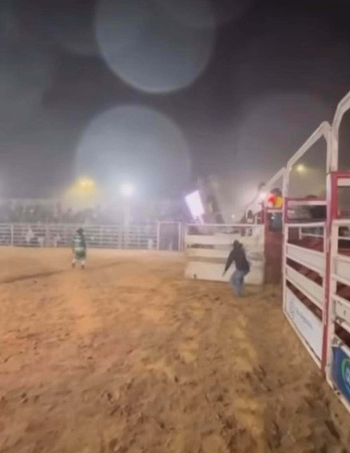 Telão cai sobre público em rodeio em SC durante vendaval e provoca feridos Momento em que o telão cai na plateia (Foto: Reprodução)