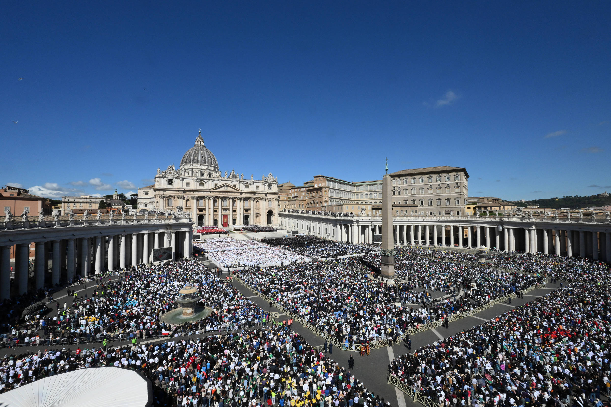 Vaticano revela segredos em pesquisa nos arquivos históricos da instituição Fiéis na praça São Pedro, no Vaticano, durante funeral do papa Francisco; o Arquivo Apostólico do Vaticano não é aberto ao público e fica em um lugar de acesso restrito (Foto: Reprodução)