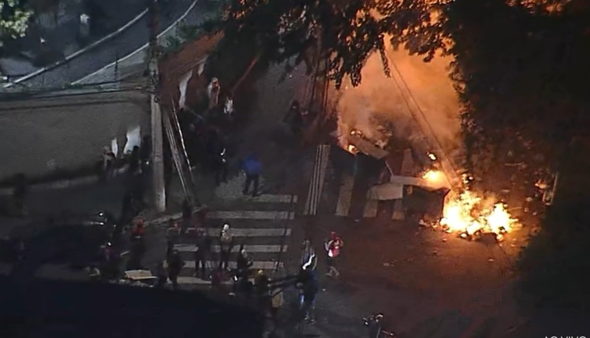 Moradores de Paraisópolis depredam carros e ateiam fogo após operação da PM Grupo virando carro na região de Paraisópolis — Foto: TV Globo/ Reprodução