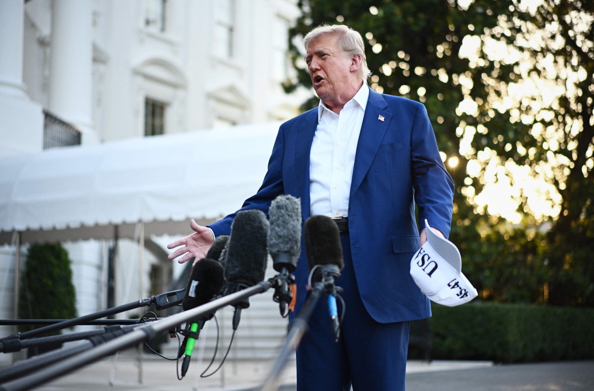 Trump revela sua psique em interações online e na vida real Donald Trump, presidente dos EUA, conversa com jornalistas na Casa Branca antes de embarcar para reunião na Otan (Foto: Mandel Ngan/AFP)