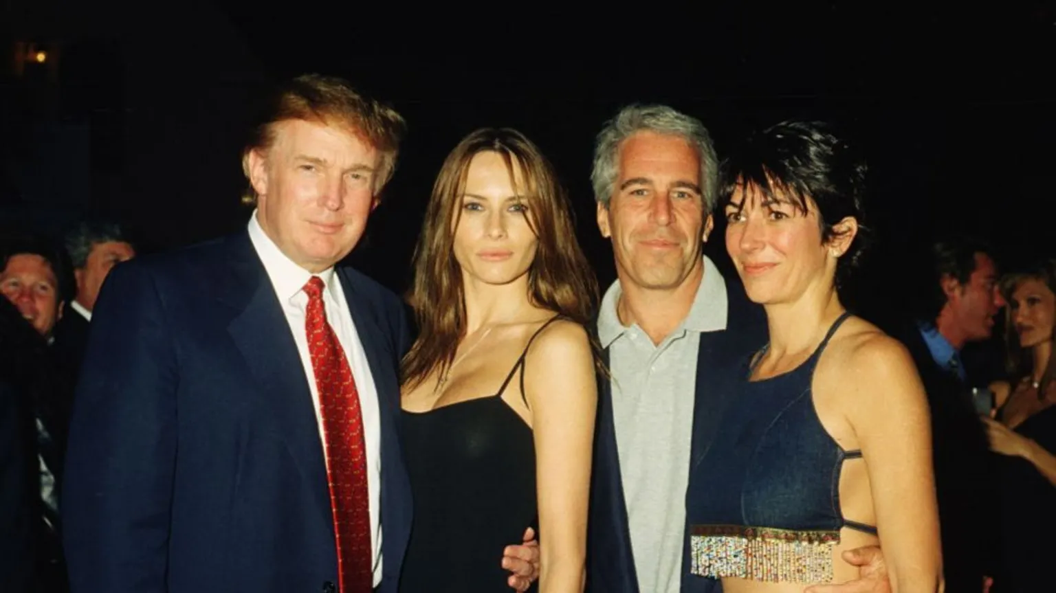 Epstein: Casa Branca pede divulgação total de depoimentos do caso polêmico Donald Trump, sua atual esposa Melania, Jeffrey Epstein e Ghislaine Maxwell posam para uma foto em fevereiro de 2000 (Foto: Getty Images)