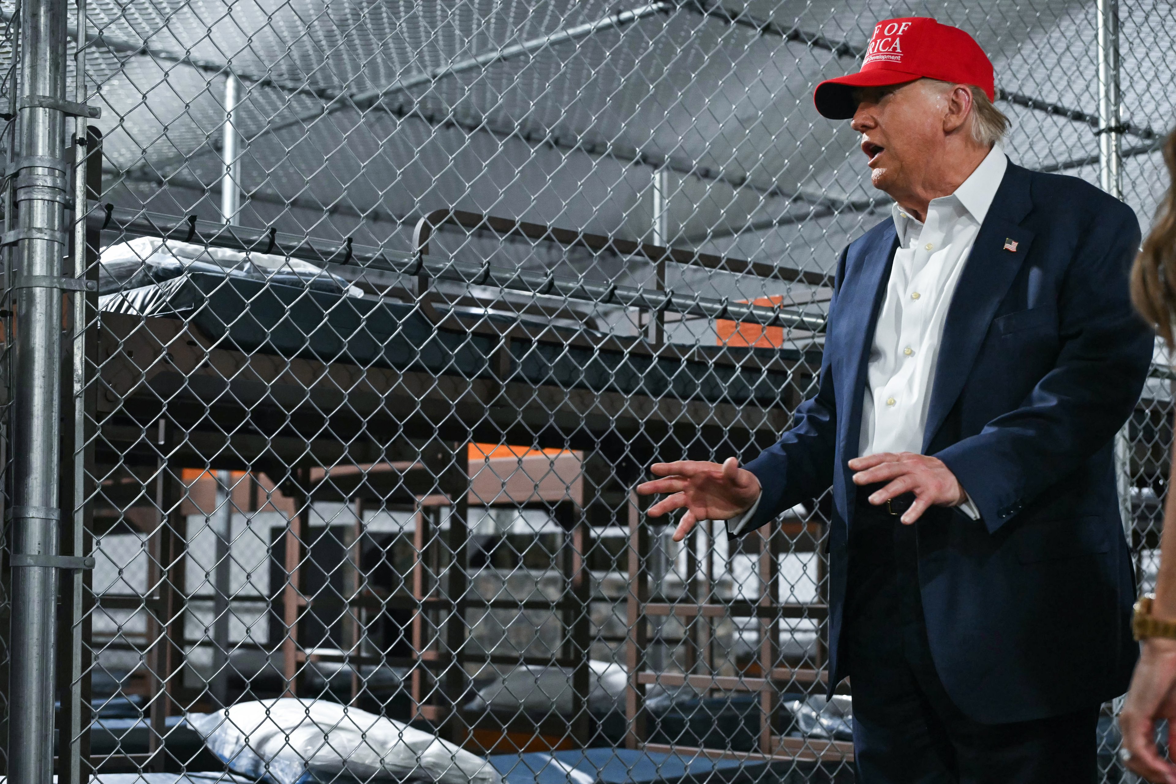 Trabalhador rural morre durante operação de imigração do governo Trump Do vinho à aeronáutica, como as tarifas de 30% de Trump ameaçam a Europa? (Foto: Reprodução)