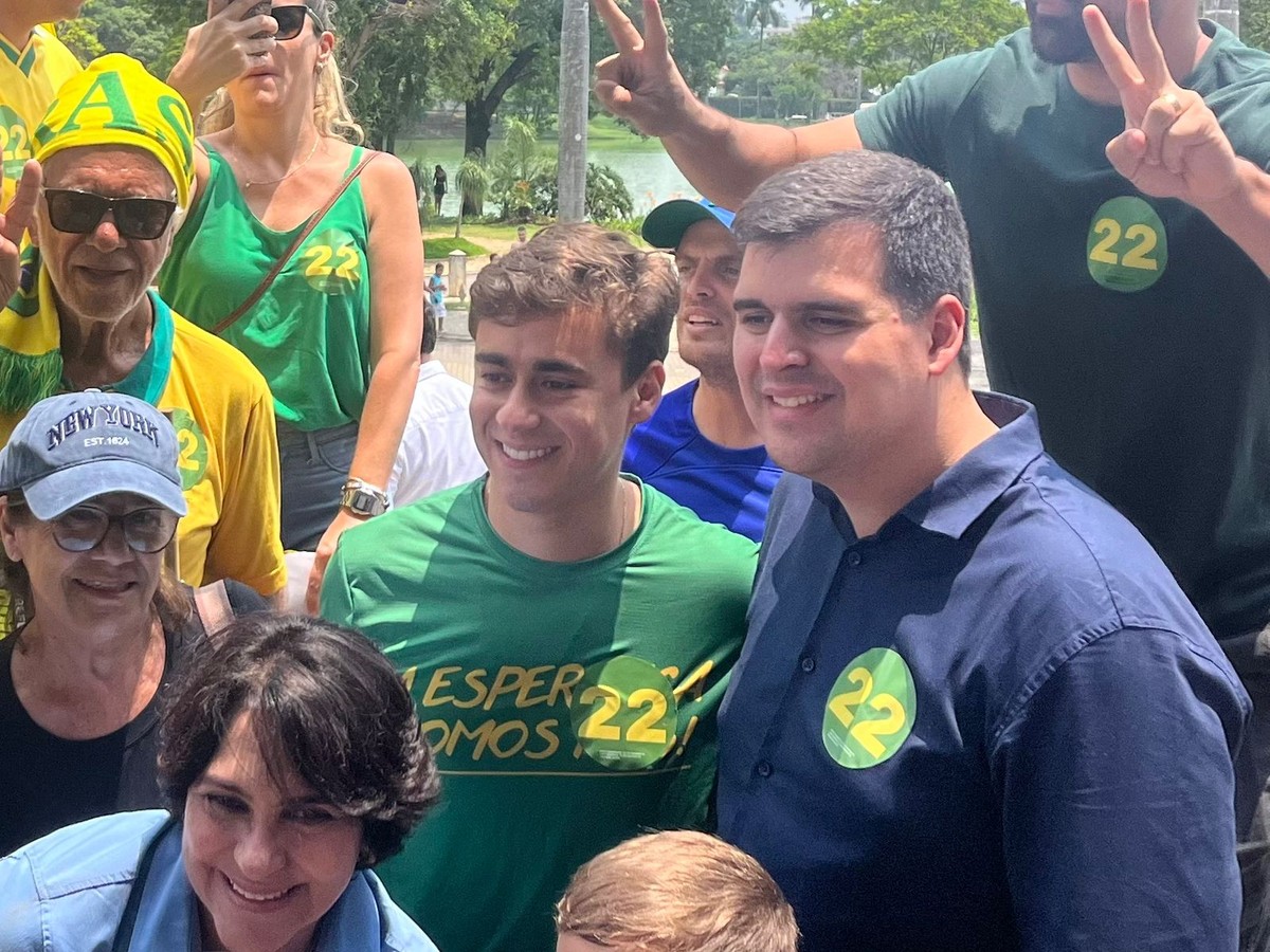 MP Eleitoral pede suspensão de direitos políticos de Nikolas Ferreira por vídeo polêmico Deputado Nikolas Ferreira (de verde) ao lado de Bruno Engler, em atividade da campanha eleitoral de 2024 em Belo Horizonte (Foto: Luísa Marzullo/Agência O Globo)