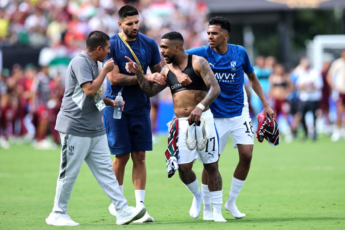 Malcom se desentende com torcedores do Al Hilal após eliminação no Mundial Malcom é afastado por companheiros do Al Hilal após se envolver em discussão com torcedores (Foto: ALEX GRIMM / GETTY IMAGES NORTH AMERICA / Getty Images via AFP)