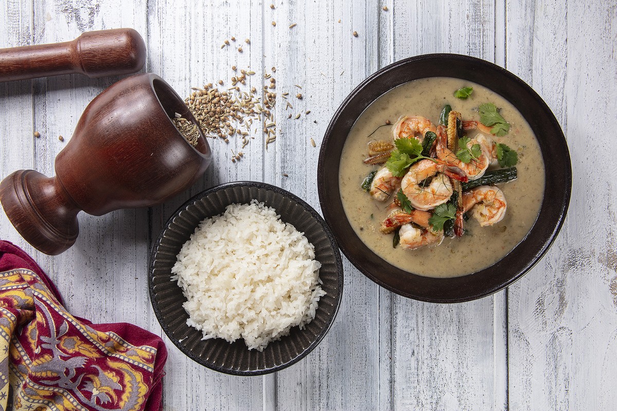 Chefs revelam pratos quentes ideais para aquecer os dias frios de inverno Curry verde com camarões do Càm O'n Thai Food, o favorito do chef Didier Labbé (Foto: Divulgação/Eduardo Guedes)
