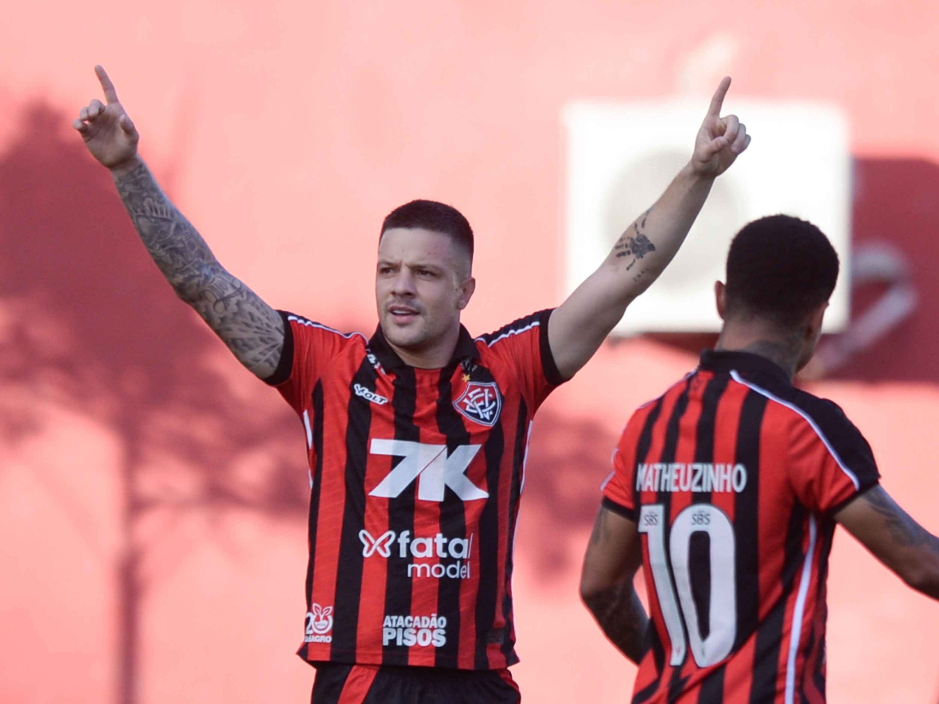 Vitória supera Bragantino e coloca Santos na zona de rebaixamento Renato Kayzer comemora após marcar pelo Vitória contra o Bragantino, pelo Brasileirão (Foto: Jhony Pinho/Agif)
