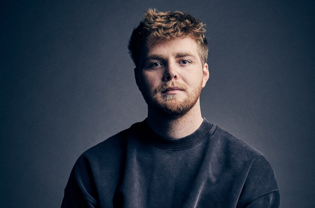 Alex Warren mantém liderança na Hot 100 por sete semanas e Bieber entra no Top 10 Alex Warren’s “Ordinary” ocupa o primeiro lugar na Hot 100, enquanto “Daisies” de Justin Bieber estreia na No. (Foto: Reprodução)