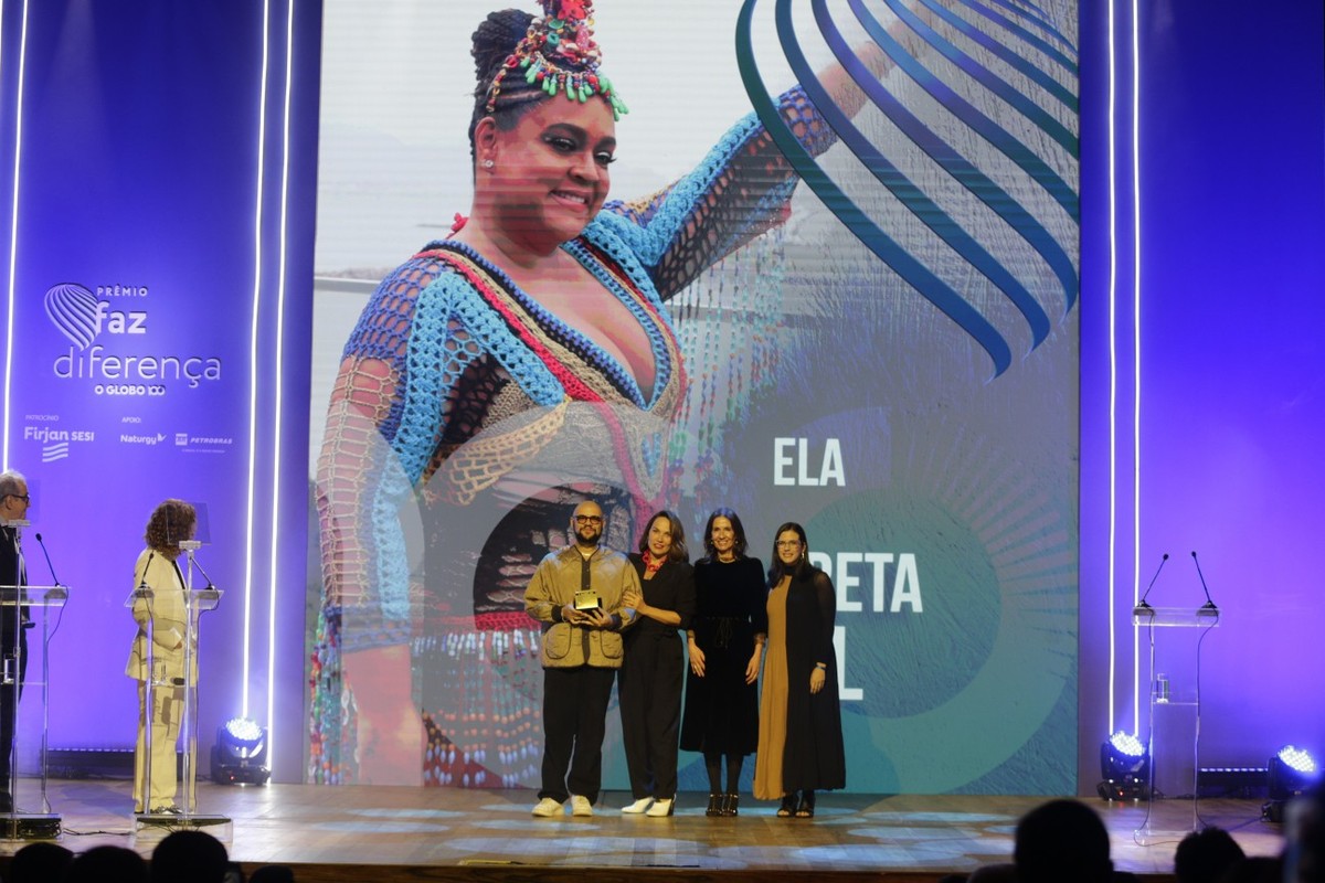 Preta Gil é homenageada no Faz Diferença 2024 com Flora Gil e Gominho no palco Faz Diferença 2024: em homenagem à cantora e empresária Preta Gil (a partir da esq.), o apresentador Gominho, a editora da revista Ela, Marina Caruso, a empresária Flora Gil e a editora executiva do GLOBO, Luiz Baptista — Foto: Alexandre Cassiano