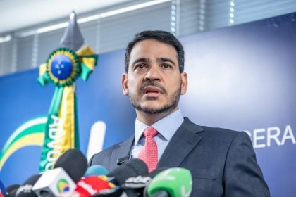 Messias defende Motta e Alcolumbre em embate sobre o IOF no STF Jorge Messias, o advogado-geral da União, durante a coletiva que oficializou a ida do governo ao Supremo contra a derrubada do IOF. (Foto: Daniel Estevão/AscomAGU)