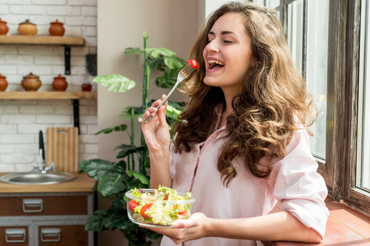 Alimentação saudável melhora a pele e realça a beleza natural O excesso de açúcar também pode impactar diretamente a saúde da pele. (Foto: Freepik)