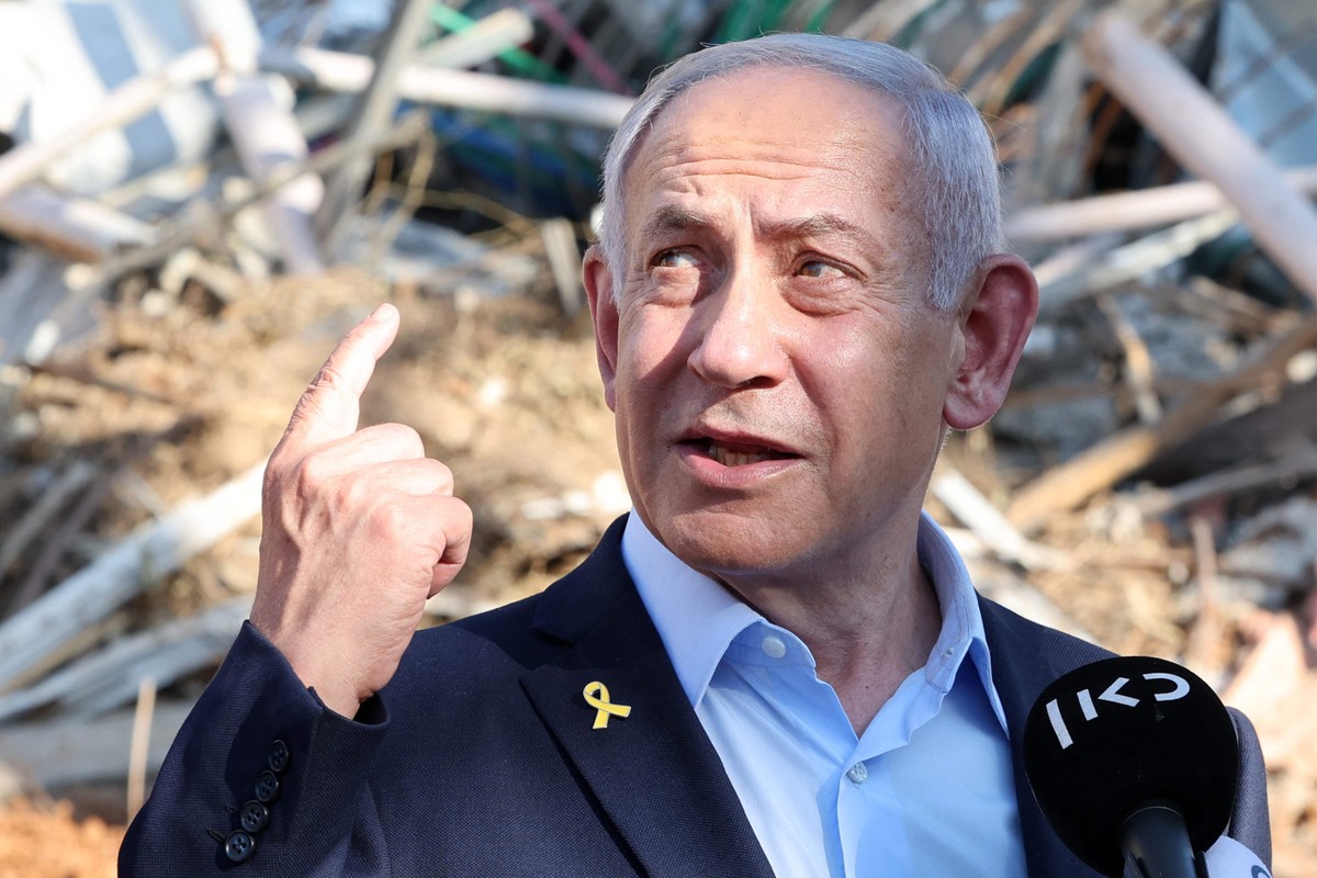 Trump provoca crise com o Irã e fortalece a volta de Netanyahu ao poder em Israel Primeiro-ministro de Israel, Benjamin Netanyahu, em visita a prédio atingido por mísseis iranianos em Rehovot (Foto: Jack GUEZ / POOL / AFP)
