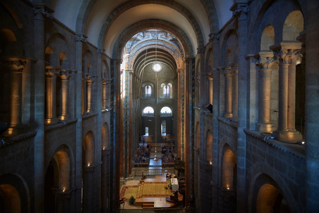 Herança de estátuas de catedral deve ser devolvida por herdeiros, decide tribunal espanhol Interior da Catedral de Santiago de Compostela em 15 de junho de 2023. (Foto: AFP via Getty Images)