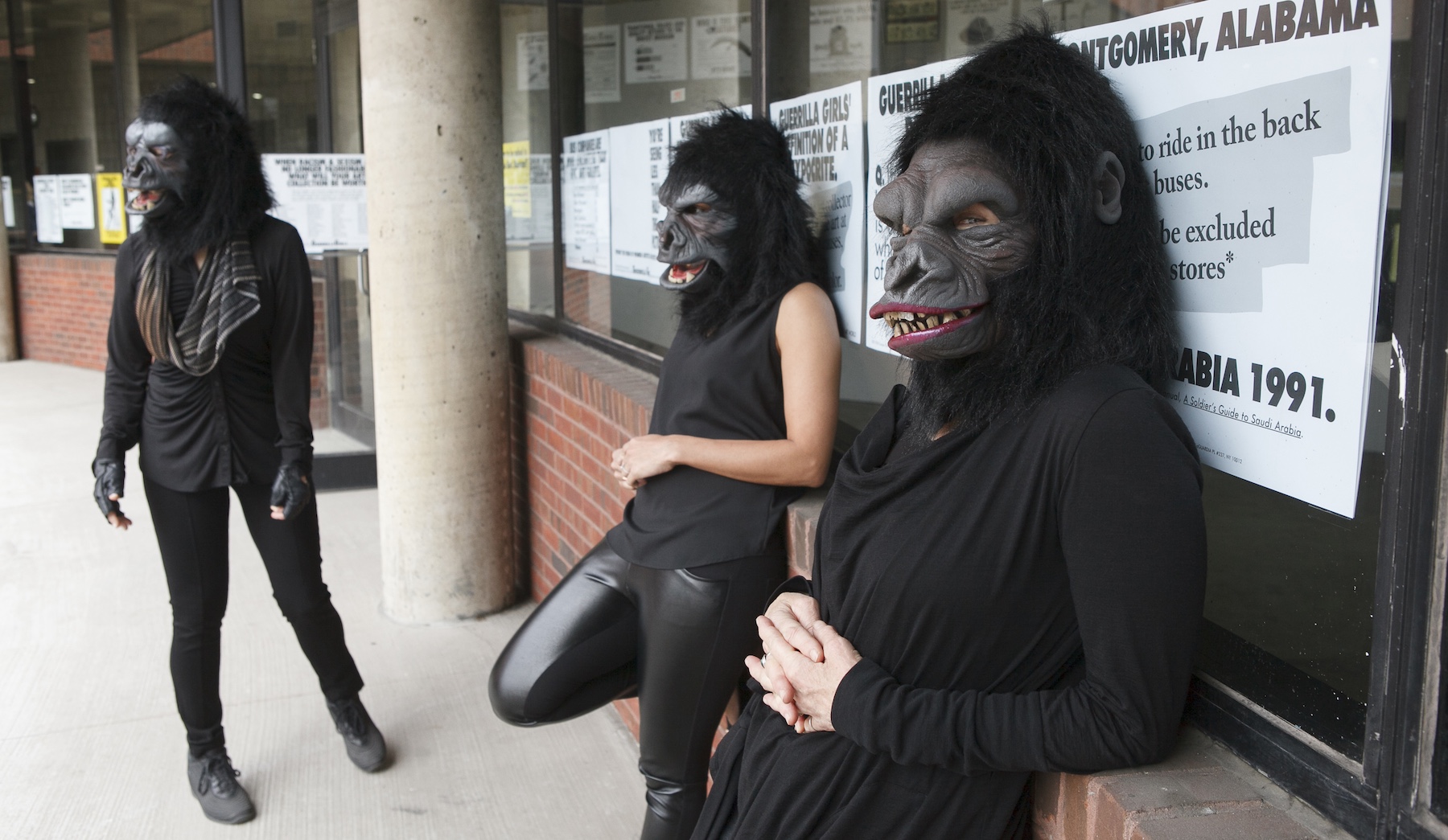 Guerrilla Girls combate a discriminação com arte provocativa em cartazes Guerrilla Girls Kathe Kollwitz, Zubeida Agha e Frida Kahlo durante uma prévia de imprensa para a exposição “Guerrilla Girls: Not Ready To Make Nice, 30 Years and Still Counting,” no Abrons Art Center, Nova York, 30 de abril de 2015 (Foto: Andrew Hinderaker).