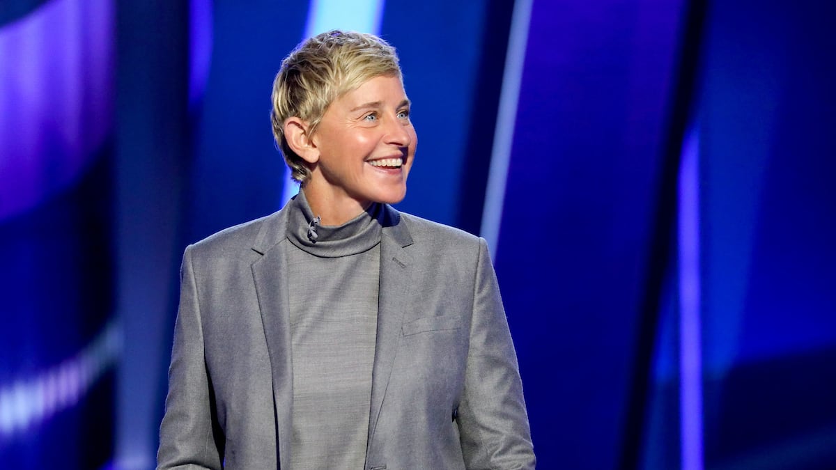 Ellen DeGeneres revela que se mudou para o Reino Unido para escapar de Trump Ellen DeGeneres em seu especial de comédia lançado na Netflix. (Foto: NBC/Getty Images)