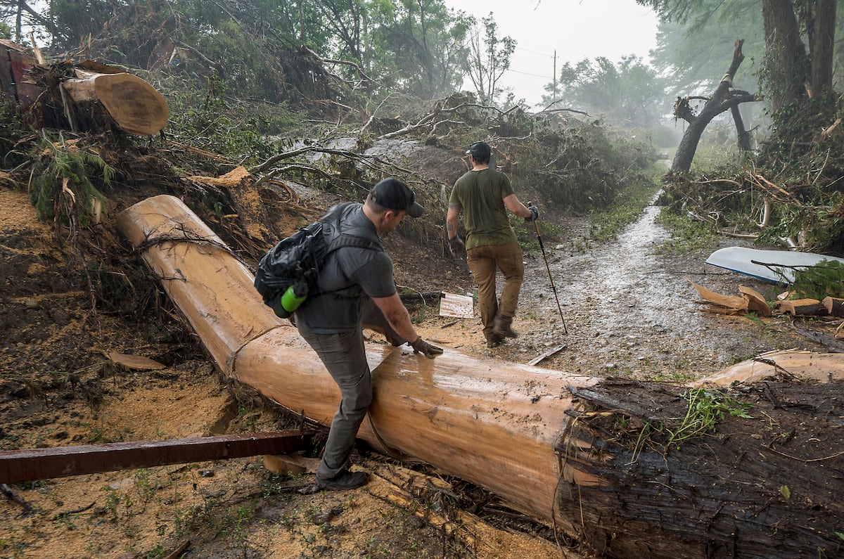 Texas enfrenta inundações e clama por ação contra a emergência climática Voluntários buscam os desaparecidos perto do rio Guadalupe, no Texas. (Foto: Rodolfo Gonzalez/AP)