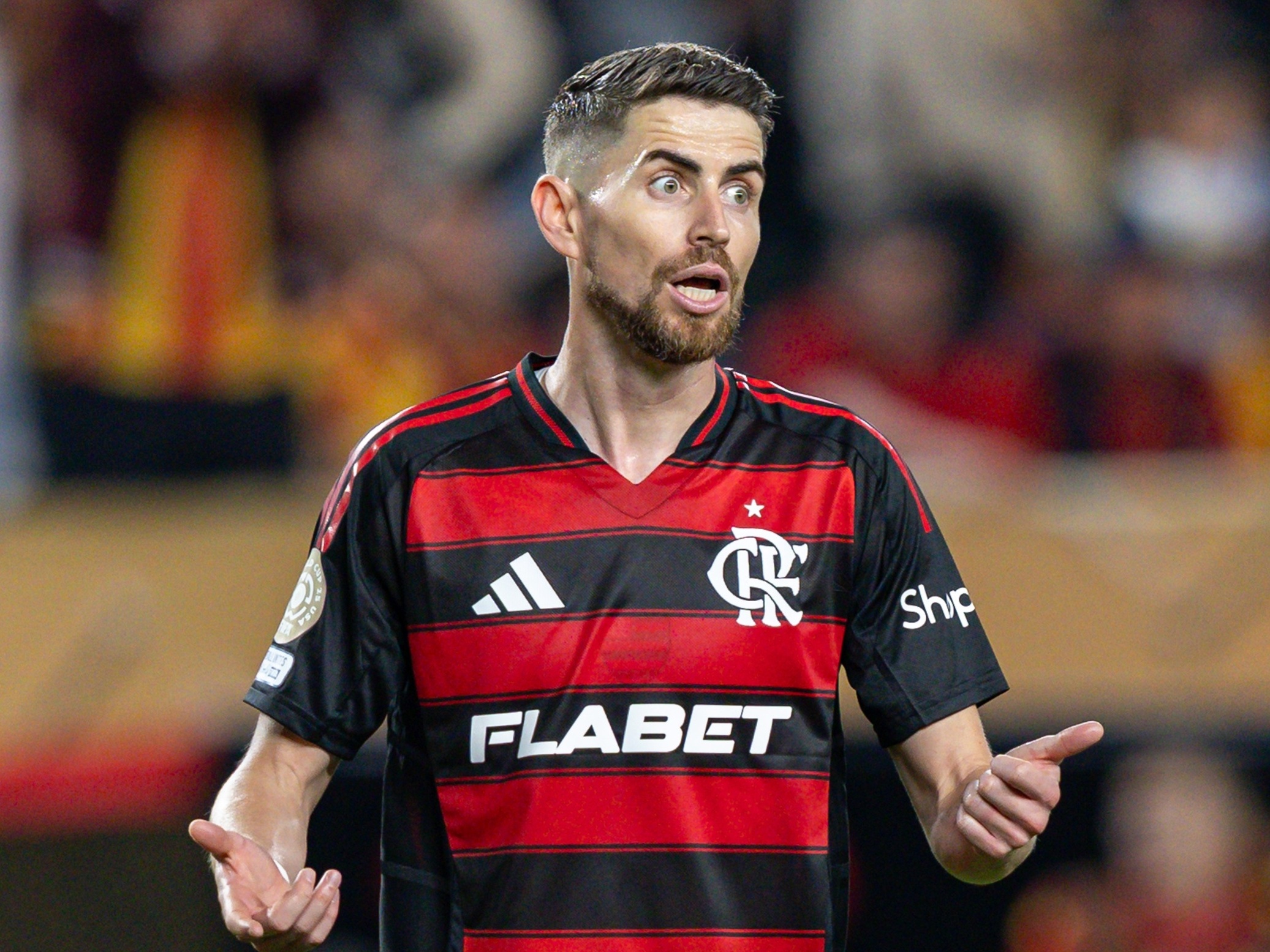 Estreante se mostrou à vontade e acabou elogiado por companheiros e Filipe Luís (Foto: Rodolfo Buhrer/Sports Press Photo/Getty Images)