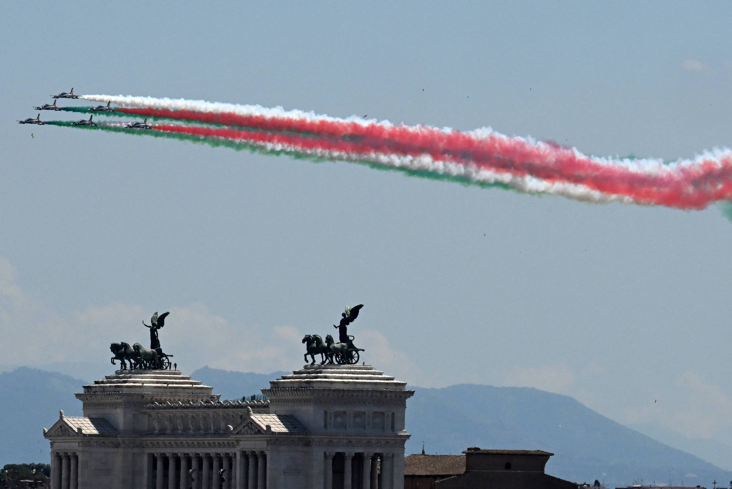 Itália registra recorde de imigração e fuga de jovens qualificados em crise demográfica O esquadrão acrobático italiano 'Frecce Tricolori' se apresenta durante as comemorações do Dia da República, em Roma (Foto: Alberto Lingria - 2.jun.25/Xinhua)