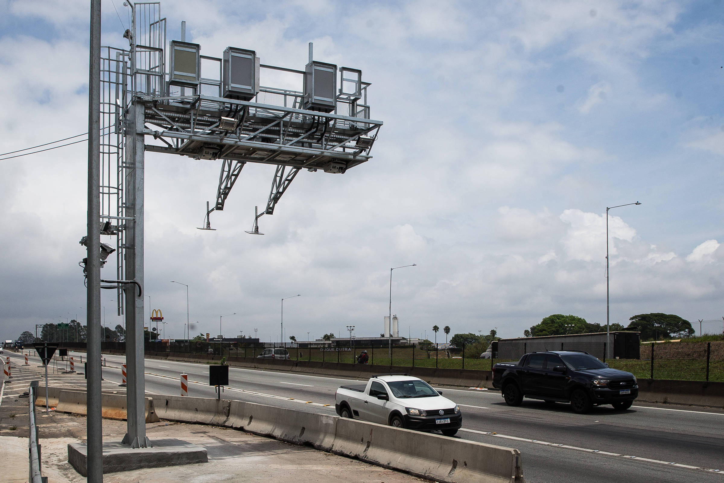 Fiscalização de rodovias enfrenta desafios com falta de equipamentos e normas adequadas Sensores Automáticos de Tráfego podem ser colocados em estruturas usadas para pedágio automático (free flow) ou em pequenas instalações feitas no asfalto (Foto: Zanone Fraissat 21.nov.2024/Folhapress)