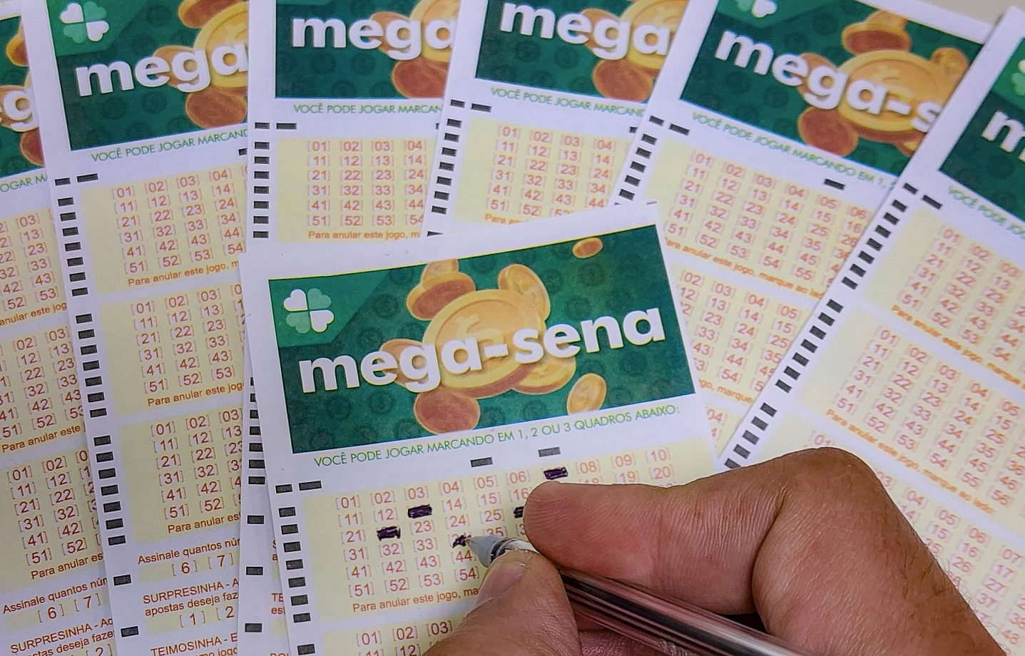Mega-Sena aumenta valor da aposta e sorteio oferece prêmio de R$ 32 milhões Mega-Sena: a Caixa realiza nesta quinta-feira o sorteio do concurso 2.886 da Mega-Sena, com um prêmio estimado em R$ 32 milhões (Foto: Rafa Neddermeyer/Agência Brasil)