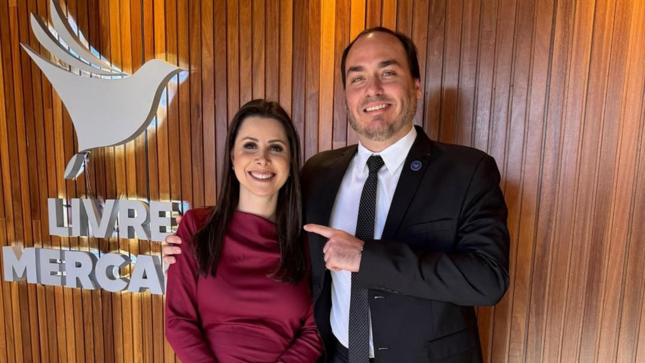 Carol De Toni e Carlos Bolsonaro se encontram em amistoso inesperado Caroline de Toni e Carlos Bolsonaro: 'adversários' por indicação do PL a vaga no Senado por Santa Catarina tiveram encontro amistoso em Brasília (Foto: Reprodução/Instagram)