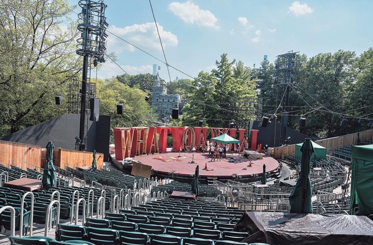 Teatro ao ar livre do Central Park reabre após reforma de US$ 85 milhões Ajustes finais no novo palco do Teatro Delacorte, no Central Park (Foto: Sara Krulwich/The New York Times)