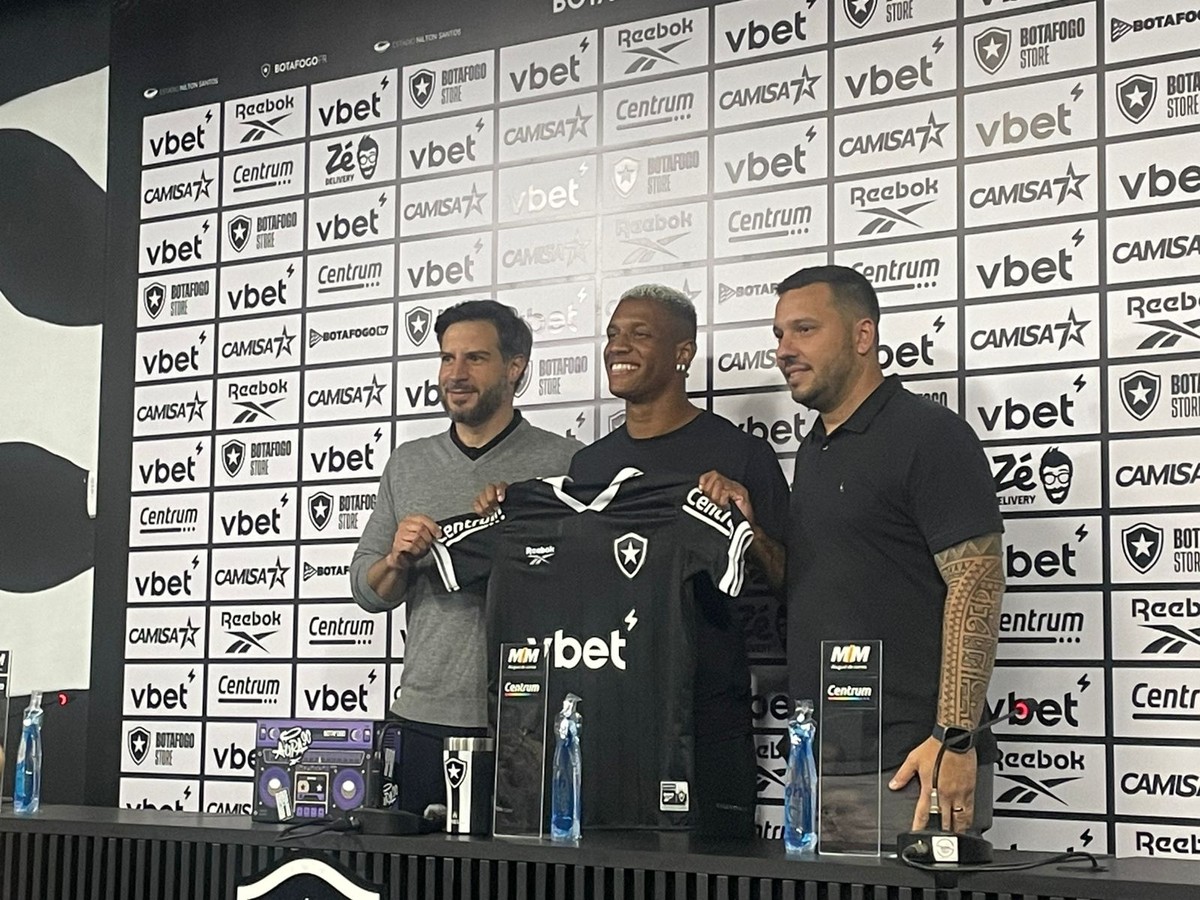 Botafogo apresenta Danilo com lançamento de camisa, mas ele não enfrenta o Corinthians Danilo foi apresentado como novo reforço do Botafogo (Foto: João Pedro Fragoso)