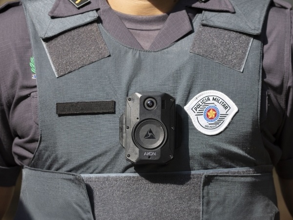 Câmeras nas fardas da PM de SP vão identificar rostos e placas de veículos Câmeras corporais da PM de SP terão novos recursos (Foto: Arte UOL)