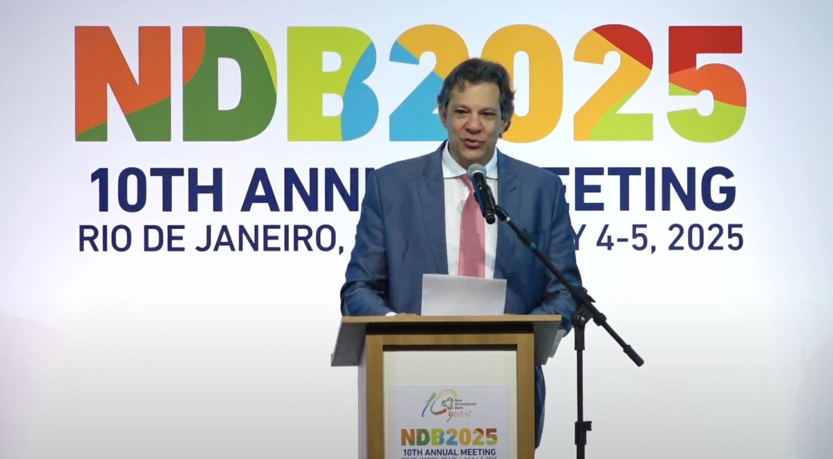 Haddad afirma que STF fortalece instituições com mudanças no IOF Ministro da Fazenda, Fernando Haddad, em seu discurso no encontro dos bancos do Brics (Foto: Reprodução)