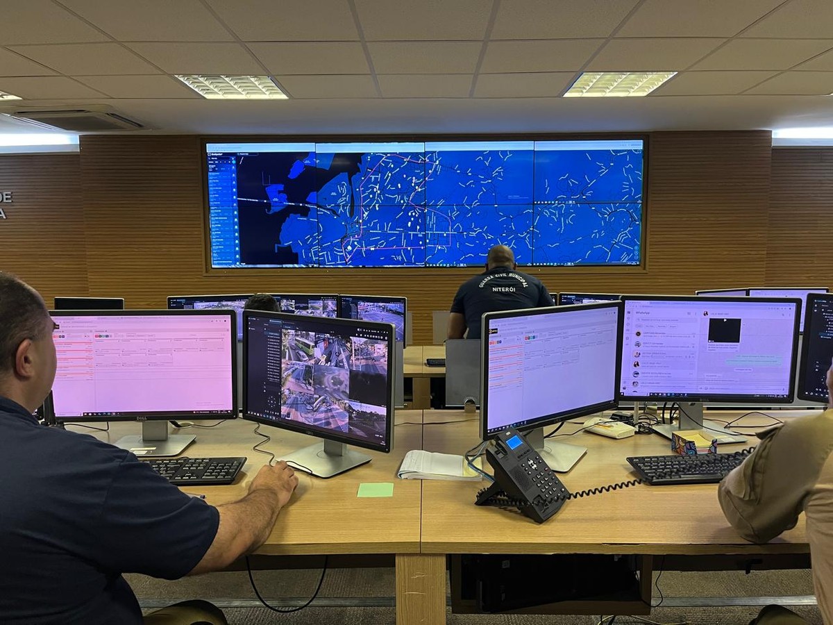 Centro de Segurança de Niterói implementa sistema para detectar disparos de armas Agentes atuam no Cisp, em Niterói: a tela azul mostra o mapa do novo sistema ShotSpotter de detecção de tiros (Foto: Divulgação/Luciana Carneiro)