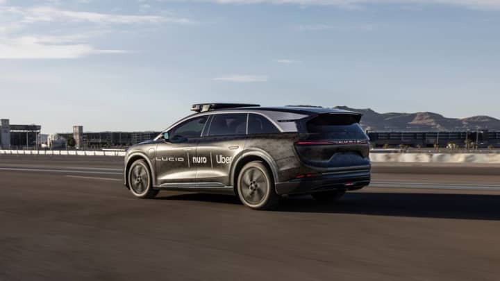 Uber fecha acordo de seis anos com Lucid para desenvolver robotáxis elétricos Um robotáxi autônomo da parceria da Uber com a Lucid e a startup de veículos autônomos, Nuro. (Foto: Nick Twork | Lucid)