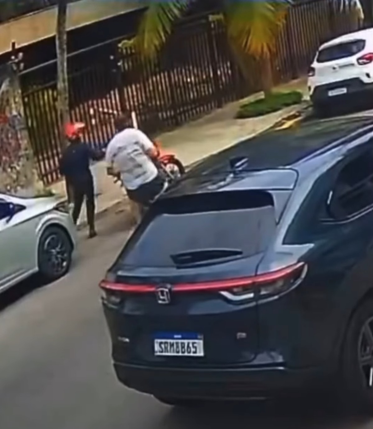 Moradores capturam ladrão armado com réplica após tentativa de assalto na Barra Ladrão é perseguido por homem que tentou assaltar no Jardim Oceânico, na Barra (Foto: Reprodução/Instagram)