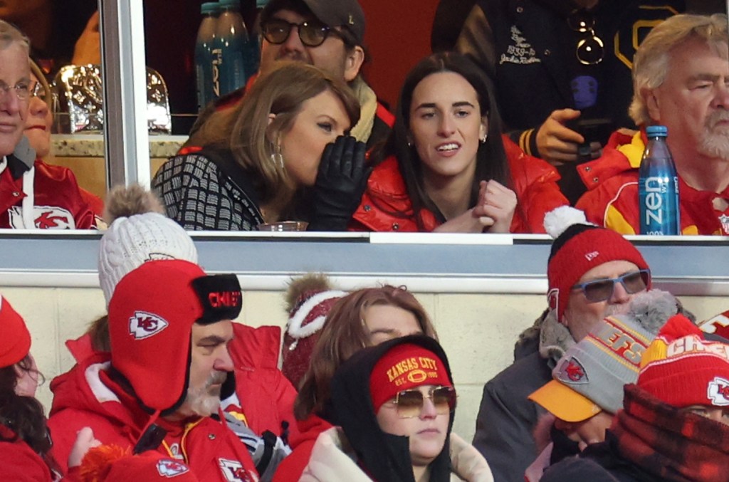 Caitlin Clark revelou sobre o que ela e Taylor Swift estavam sussurrando durante o jogo do Kansas City Chiefs que assistiram juntas em janeiro. (Foto: Reprodução)