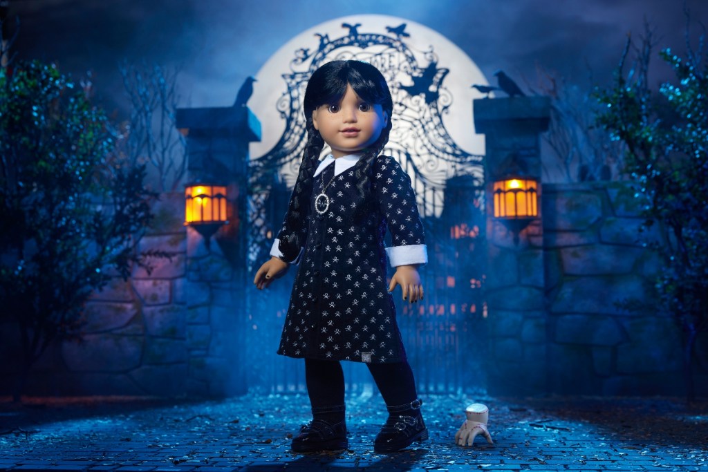 American Girl acaba de lançar uma boneca da Wednesday Addams, a tempo da renovação da terceira temporada de 'Wednesday'. Veja como comprar a boneca. (Foto: Reprodução)