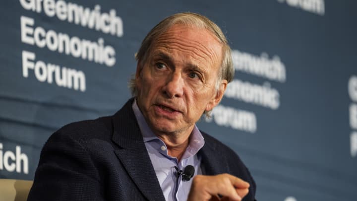 Bridgewater reduz investimentos na China ao vender ações de Alibaba e Baidu Ray Dalio, fundador da Bridgewater Associates LP, fala durante o Greenwich Economic Forum em Greenwich, Connecticut, EUA, na terça-feira, 3 de outubro de 2023. (Foto: Bloomberg | Bloomberg | Getty Images)