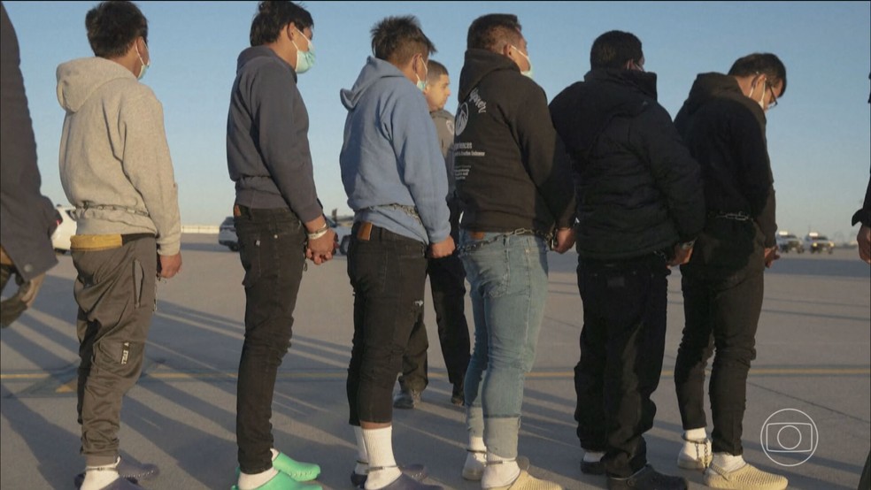 EUA autorizam deportações de imigrantes para países diferentes dos originais Aviões militares americanos fazem deportação de imigrantes ilegais (Foto: Reprodução/TV Globo)
