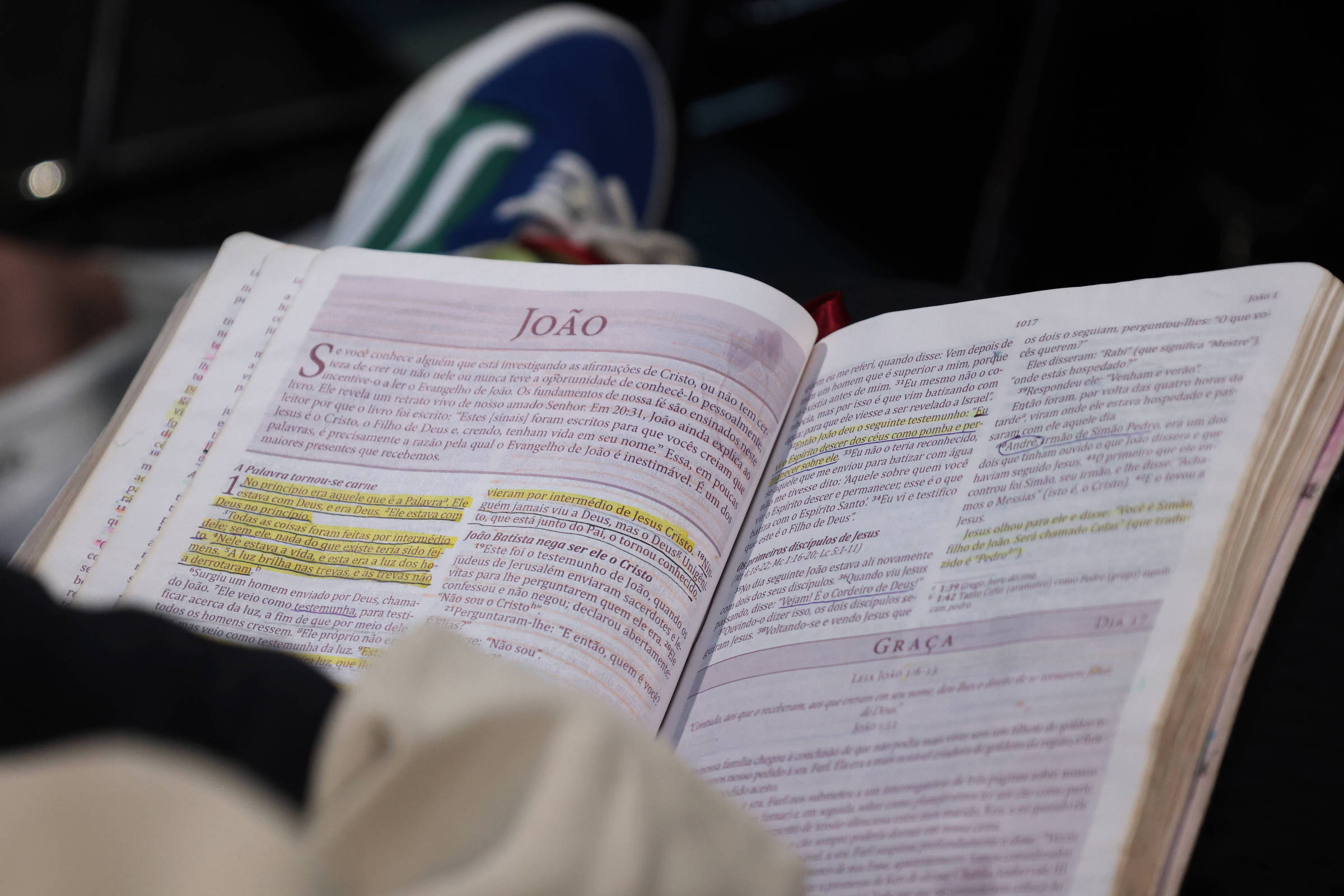 Debate sobre cristianismo destaca tensões entre cristofobia e cristofascismo Fiel lê a Bíblia em culto evangélico em São Paulo (Foto: Karime Xavier - 13.mar.25/Folhapress)