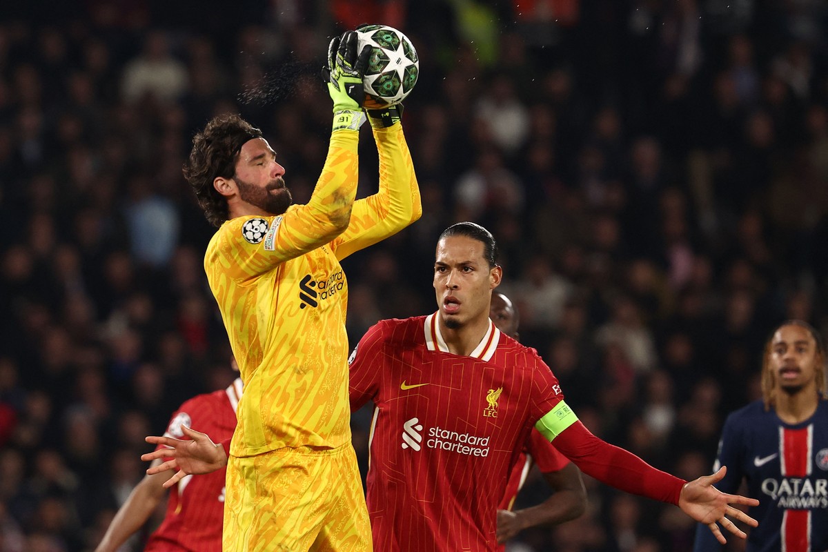 Alisson é nomeado candidato ao Troféu Yashin de melhor goleiro em 2025 Alisson deixa turnê de pré-temporada do Liverpool por questões pessoais (Foto: FRANCK FIFE / AFP)