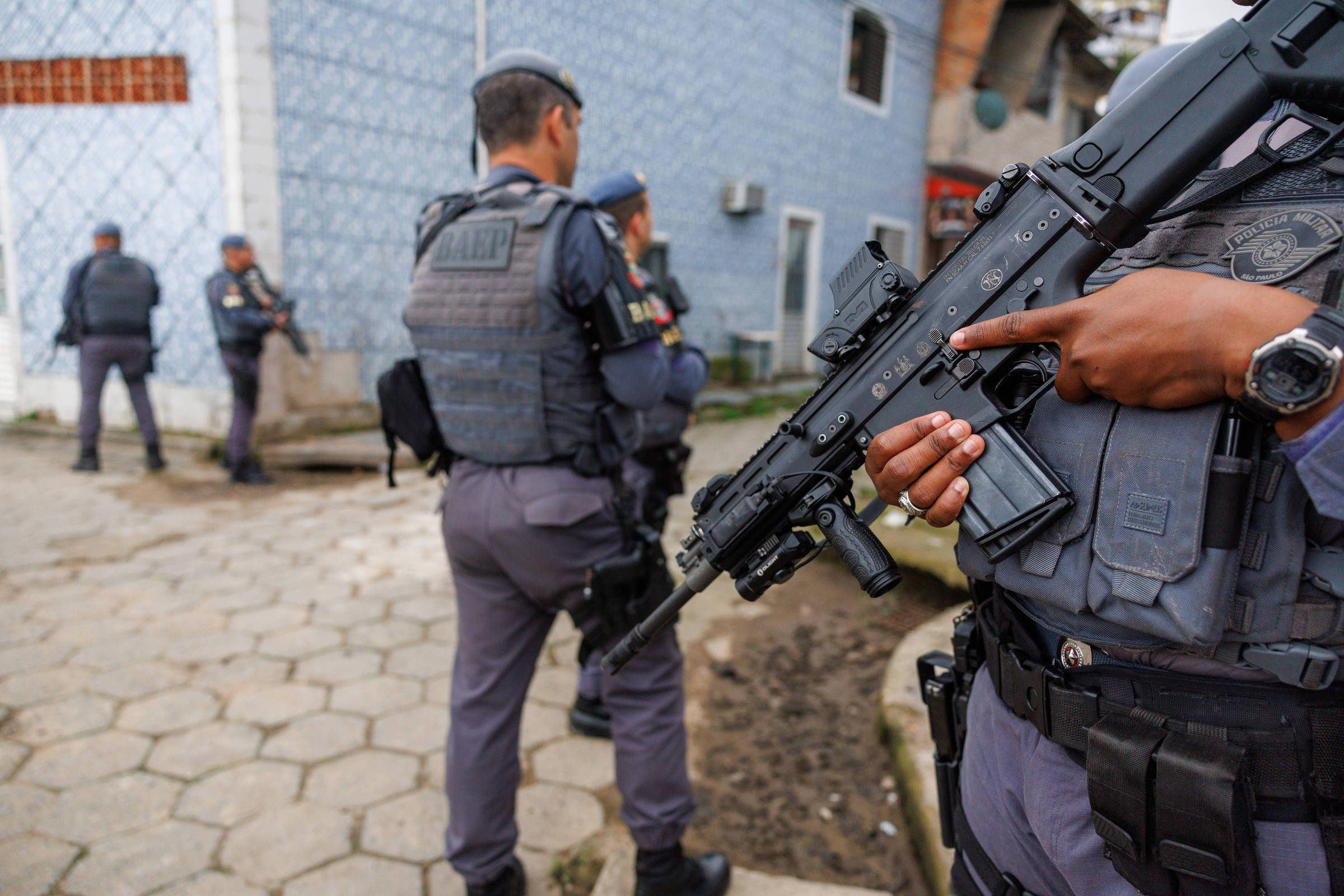 Estresse policial compromete a saúde e segurança de agentes e da sociedade Agentes da Polícia Militar durante operação em Guarujá (SP) (Foto: Danilo Verpa - 31.jul.23/Folhapress)