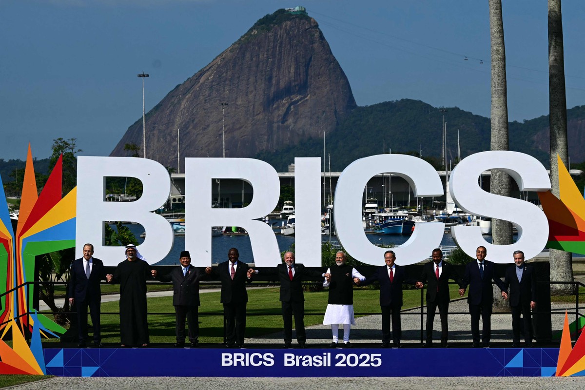 Lula critica gastos militares da Otan e defende multilateralismo na cúpula do Brics Líderes dos países do Brics em foto oficial antes da reunião de cúpula do bloco no Rio de Janeiro (Foto: Pablo PORCIUNCULA / AFP)
