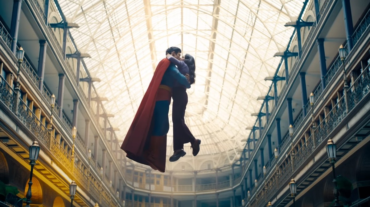 'Superman' mistura ação e romance ao abordar questões sociais atuais David Corenswet como Superman e Rachel Brosnahan como Lois Lane em novo 'Superman' (2025) (Foto: Reprodução)